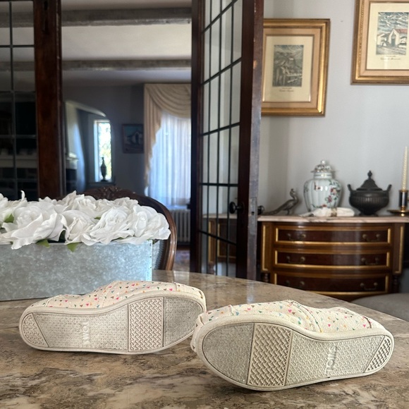 TOMS Pastel Triangle Shoes - Picture 7 of 7